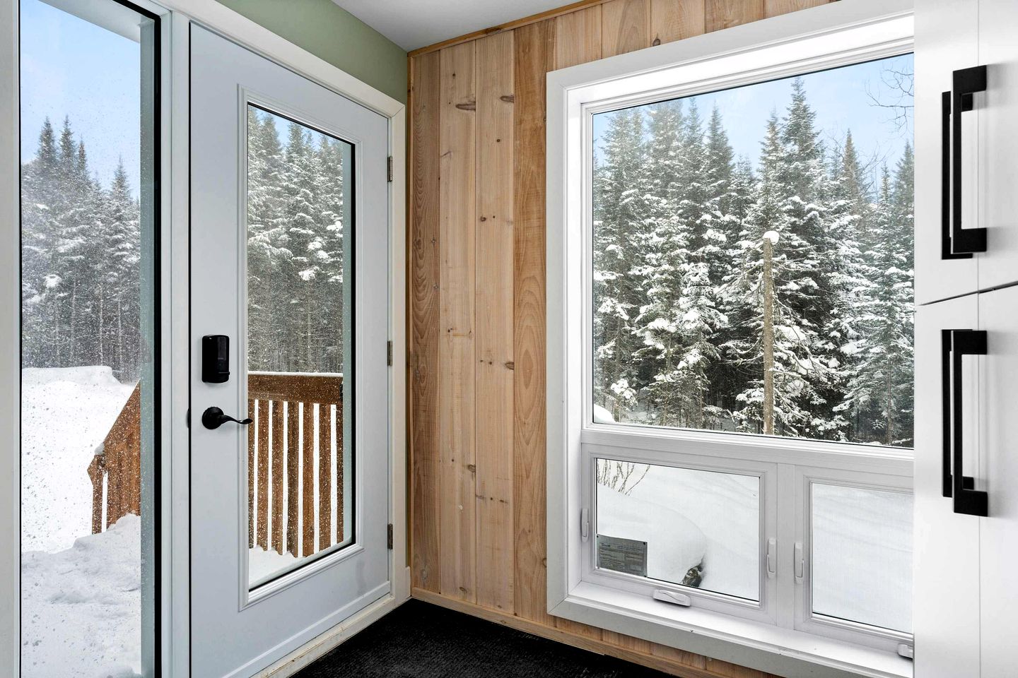Luxury Cabin with Spa, Sauna, Game Room and Beautiful Outdoor Space in Notre Dame de la Merci, Quebec
