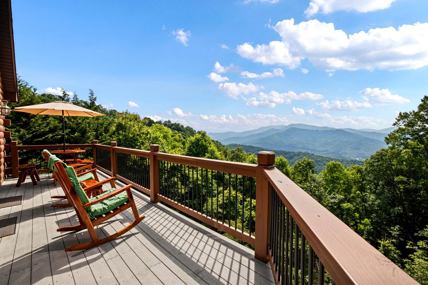 Outstanding Family Cabin with Spectacular Views, Hot-Tub, Deck and Fire Pit in NC