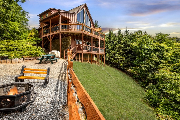 Outstanding Family Cabin with Spectacular Views, Hot-Tub, Deck and Fire Pit in NC