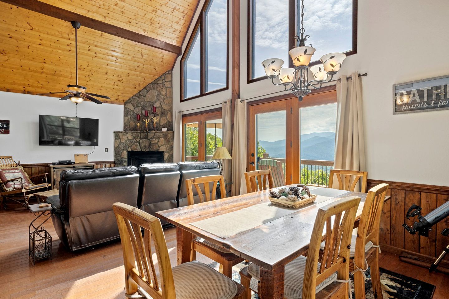 Outstanding Family Cabin with Spectacular Views, Hot-Tub, Deck and Fire Pit in NC