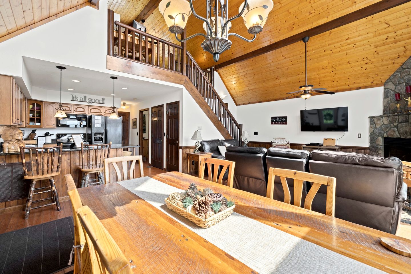 Outstanding Family Cabin with Spectacular Views, Hot-Tub, Deck and Fire Pit in NC