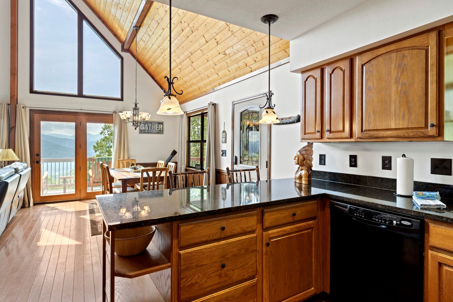 Outstanding Family Cabin with Spectacular Views, Hot-Tub, Deck and Fire Pit in NC