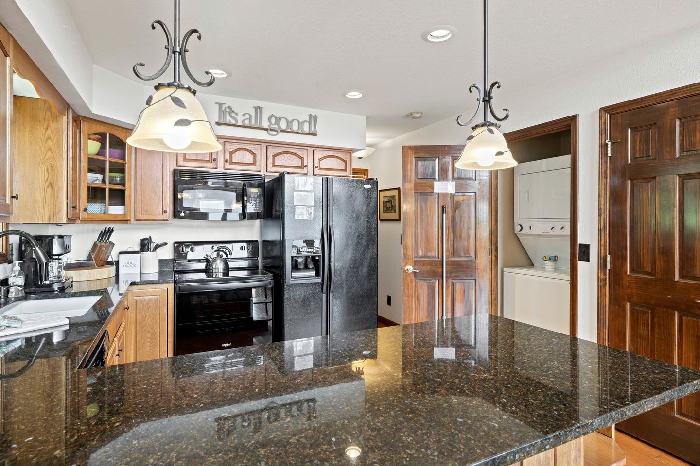 Outstanding Family Cabin with Spectacular Views, Hot-Tub, Deck and Fire Pit in NC