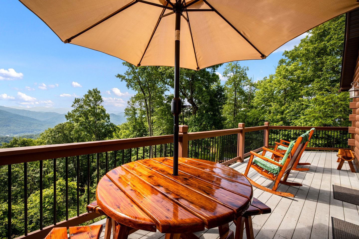 Outstanding Family Cabin with Spectacular Views, Hot-Tub, Deck and Fire Pit in NC
