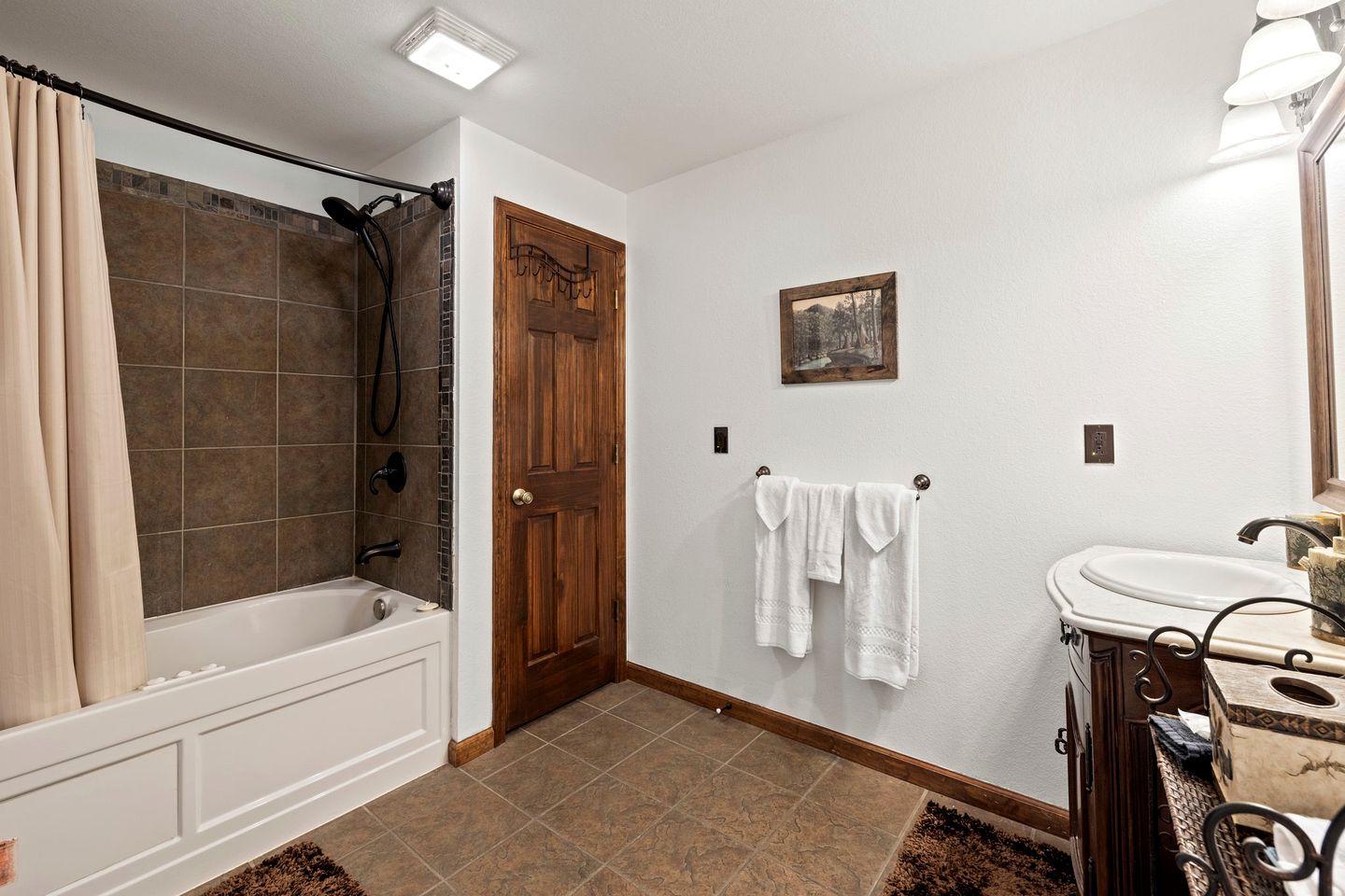 Outstanding Family Cabin with Spectacular Views, Hot-Tub, Deck and Fire Pit in NC