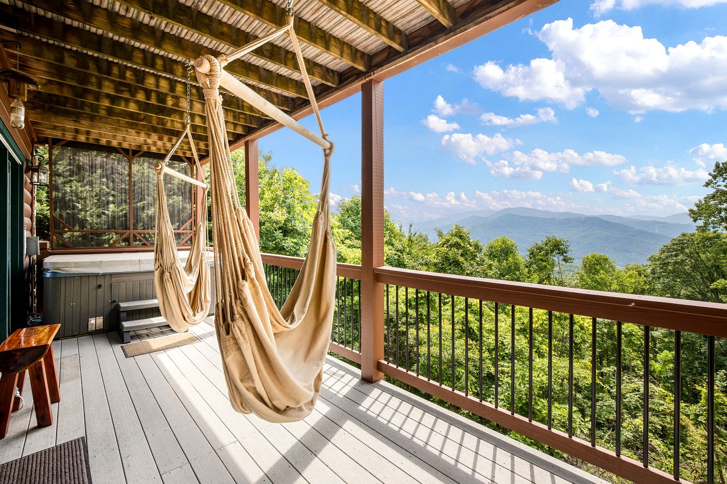 Outstanding Family Cabin with Spectacular Views, Hot-Tub, Deck and Fire Pit in NC