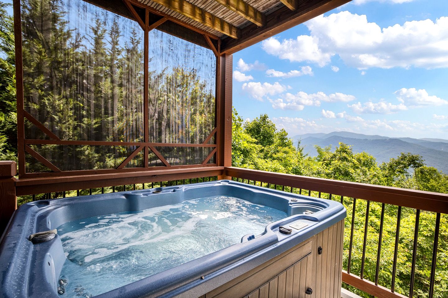 Outstanding Family Cabin with Spectacular Views, Hot-Tub, Deck and Fire Pit in NC