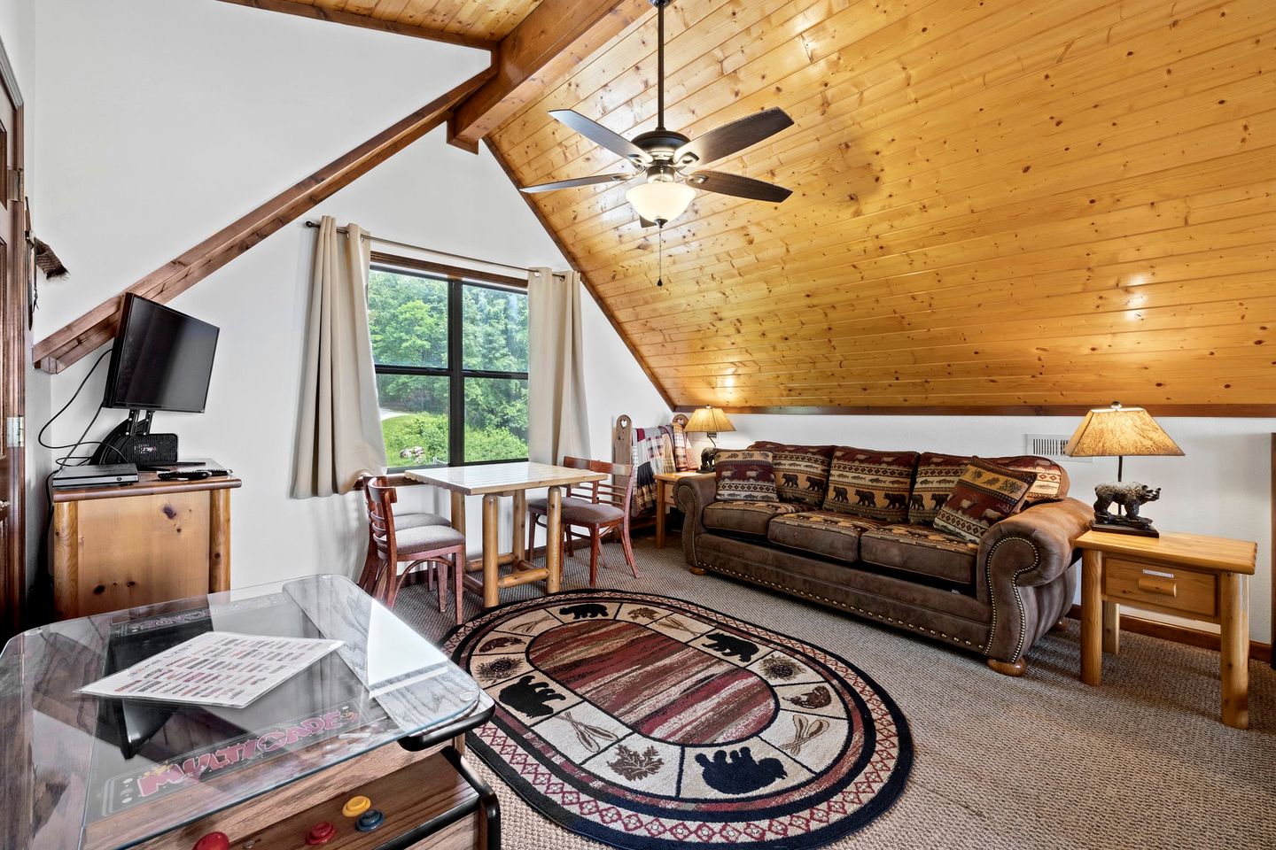 Outstanding Family Cabin with Spectacular Views, Hot-Tub, Deck and Fire Pit in NC