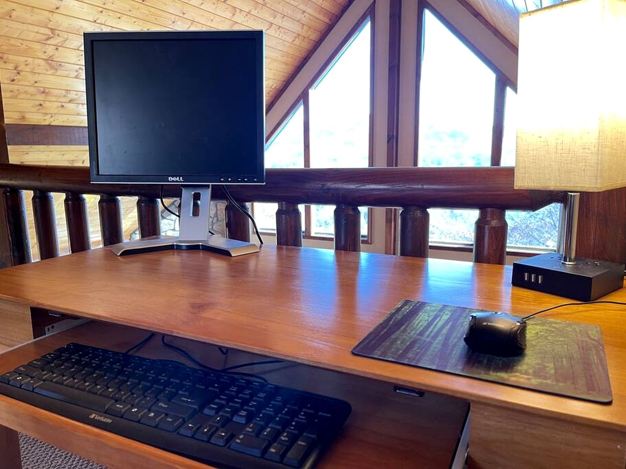 Outstanding Family Cabin with Spectacular Views, Hot-Tub, Deck and Fire Pit in NC