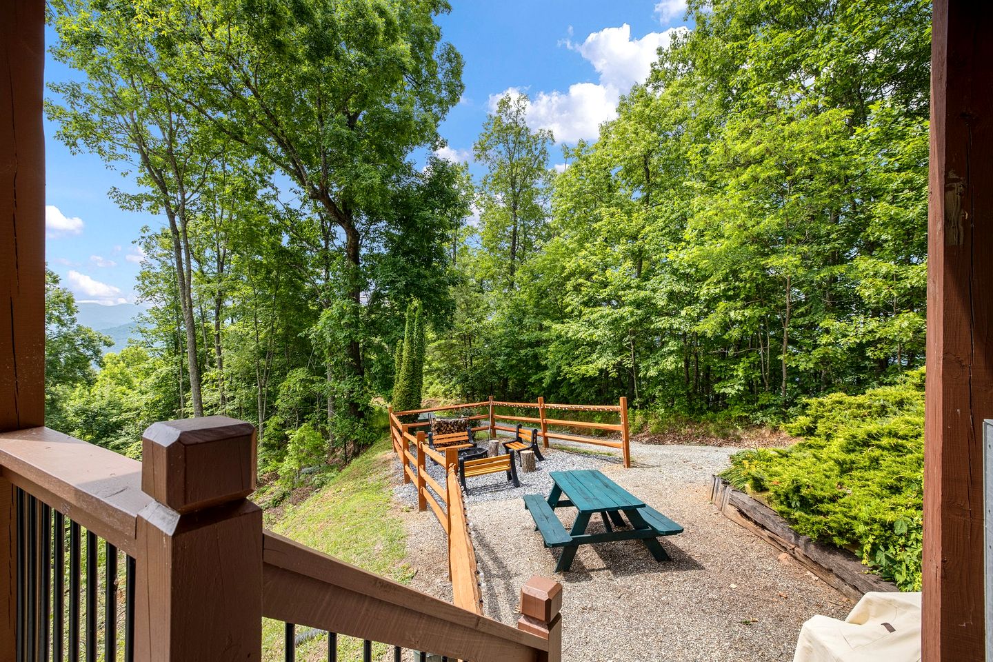Outstanding Family Cabin with Spectacular Views, Hot-Tub, Deck and Fire Pit in NC