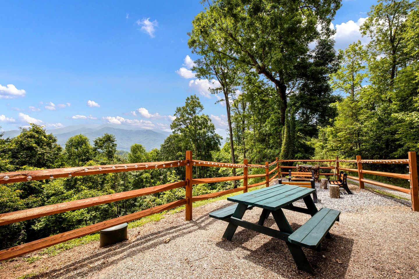 Outstanding Family Cabin with Spectacular Views, Hot-Tub, Deck and Fire Pit in NC