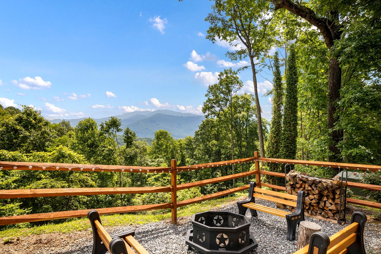 Outstanding Family Cabin with Spectacular Views, Hot-Tub, Deck and Fire Pit in NC
