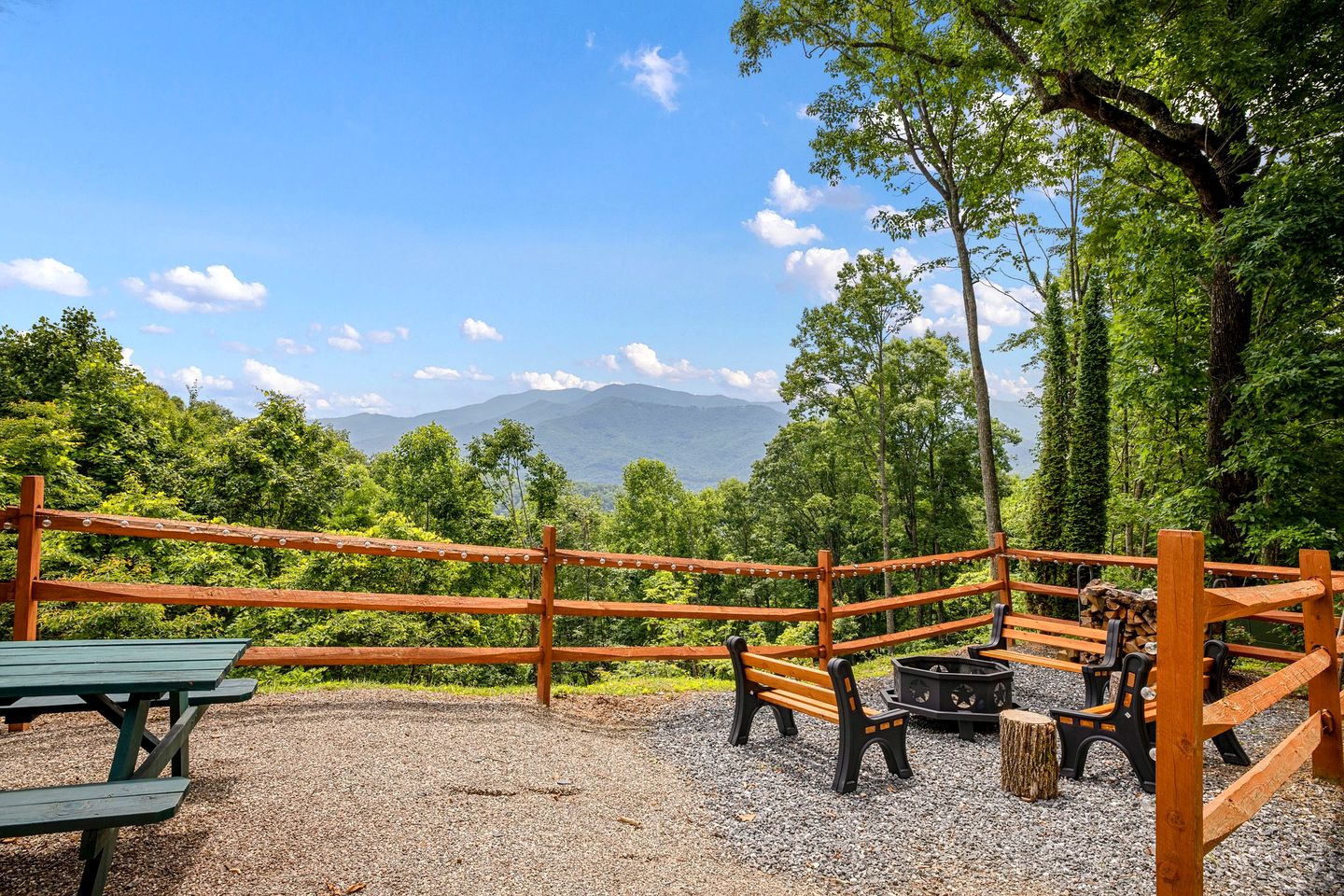 Outstanding Family Cabin with Spectacular Views, Hot-Tub, Deck and Fire Pit in NC
