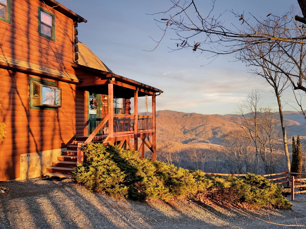 Outstanding Family Cabin with Spectacular Views, Hot-Tub, Deck and Fire Pit in NC