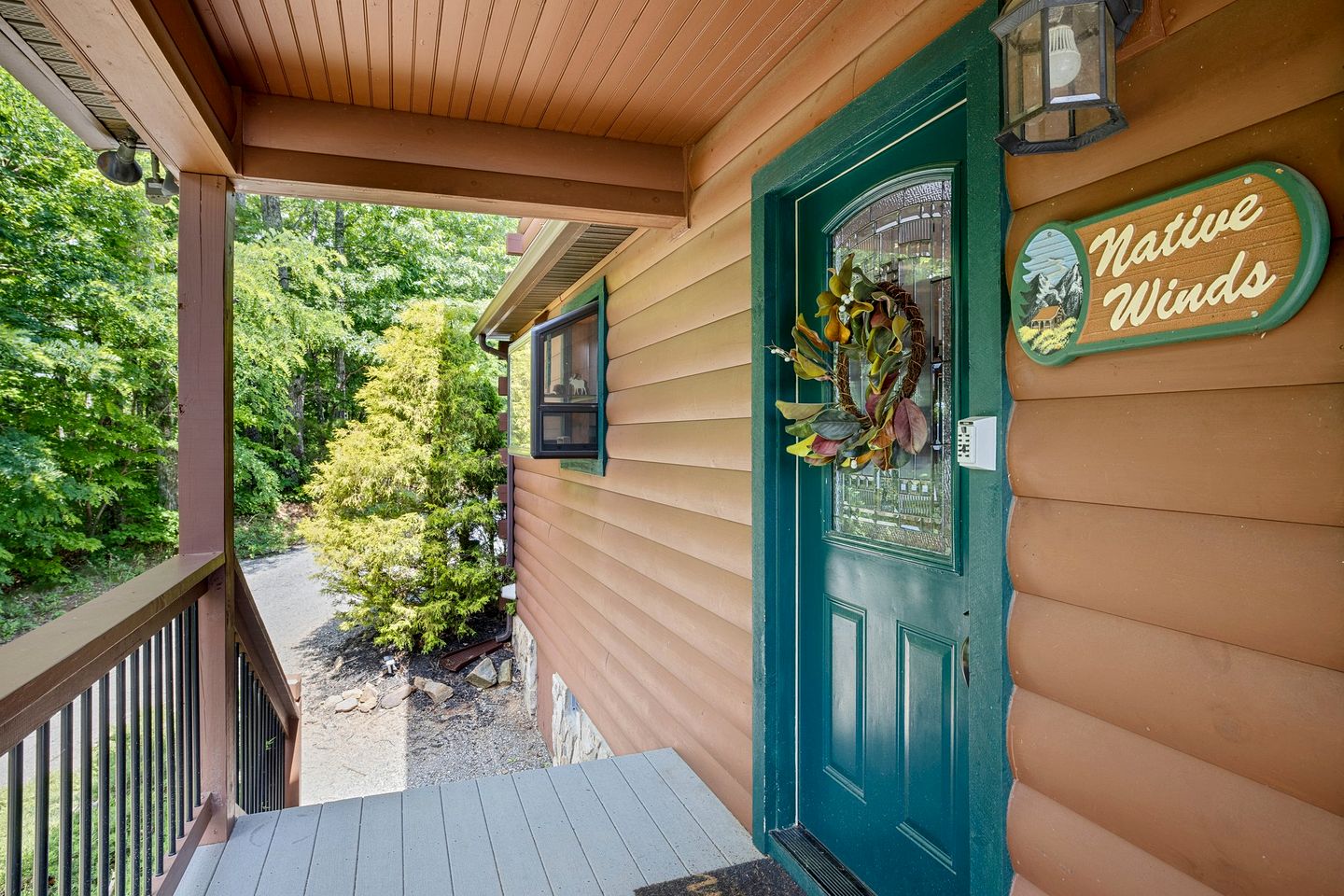 Outstanding Family Cabin with Spectacular Views, Hot-Tub, Deck and Fire Pit in NC