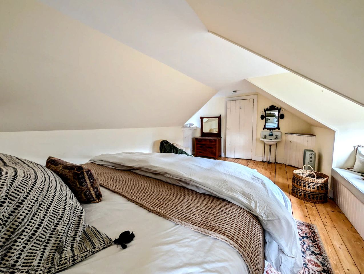 Elegant Luxury Cottage with Fire Pit Near Carrying Place Beach in Surry, Maine