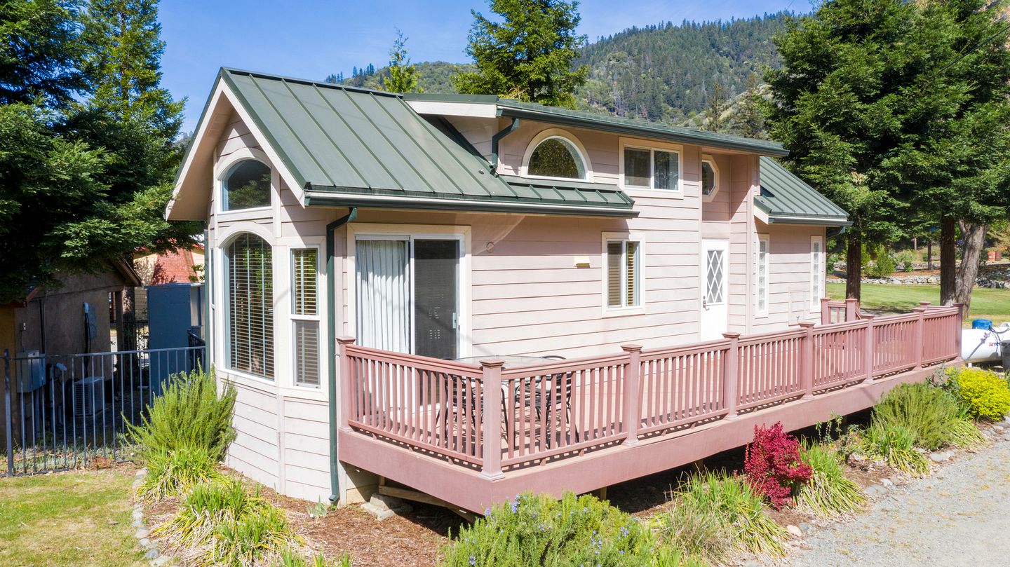 Luxury Cottage with Furnished Deck in Trinity, California