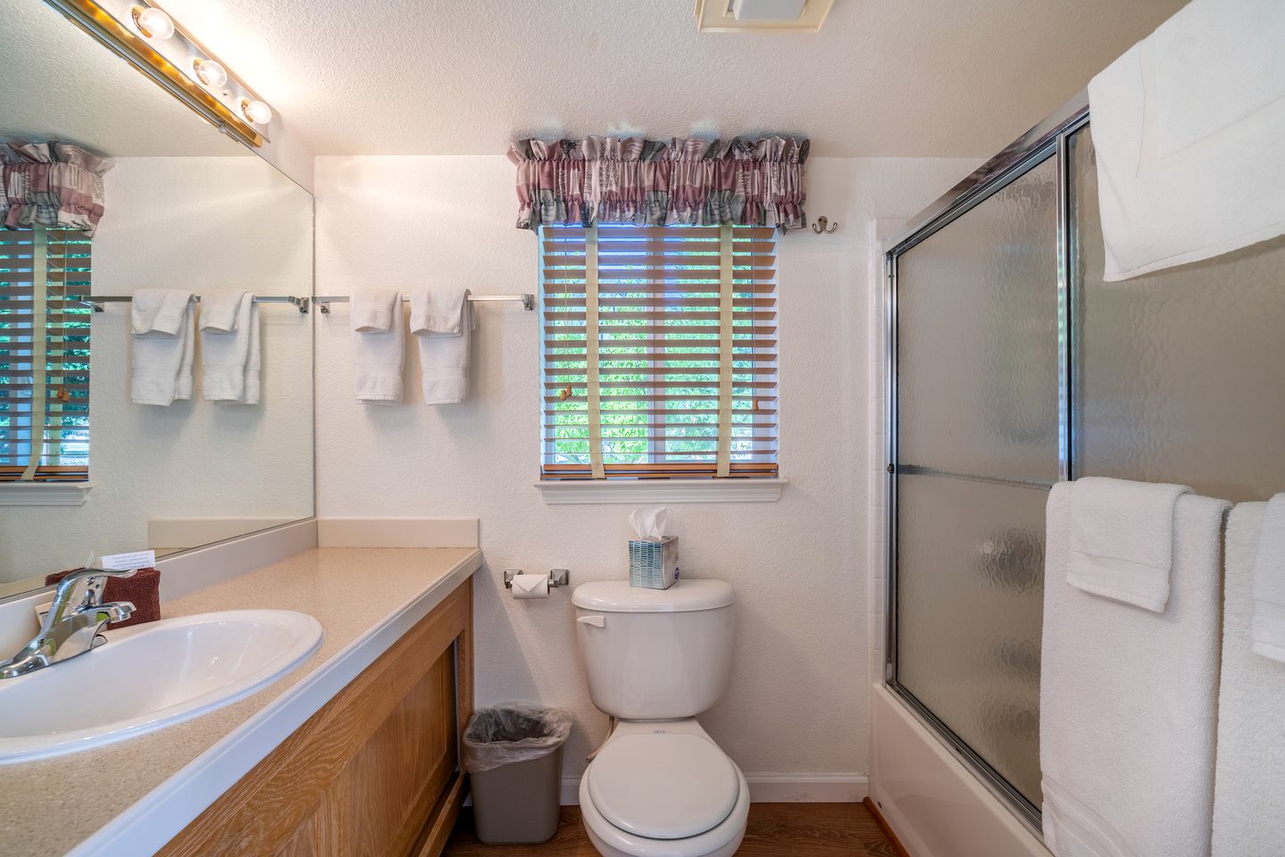 Luxury Cottage with Furnished Deck in Trinity, California