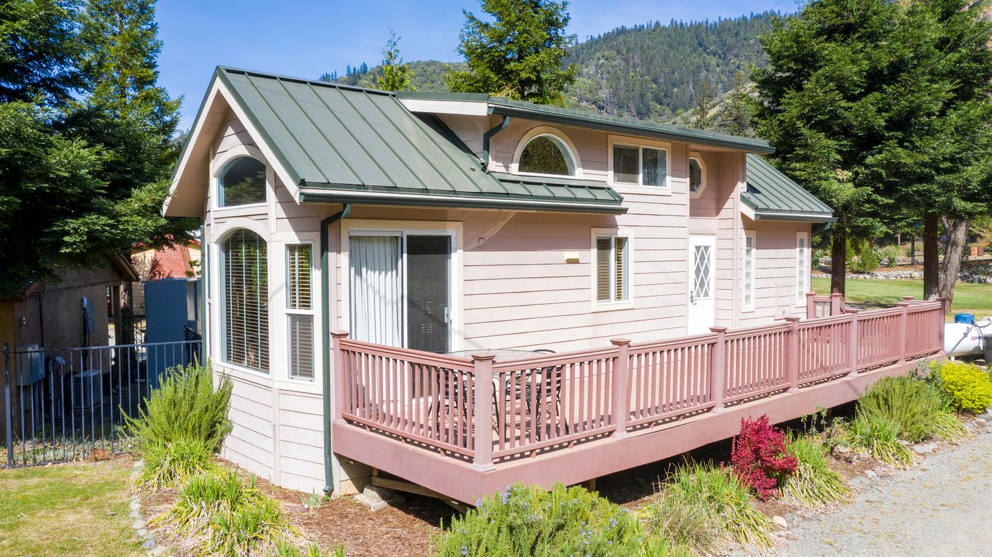 Luxury Cottage with Furnished Deck in Trinity, California