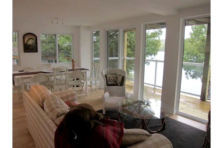 Cottages (Canada, Godfrey, Ontario)