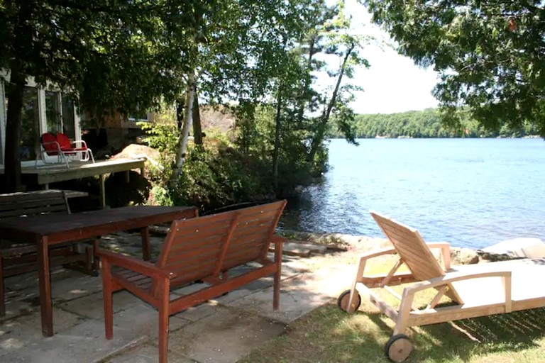 Cottages (Canada, Godfrey, Ontario)