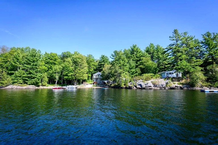 Cottages (Canada, Godfrey, Ontario)