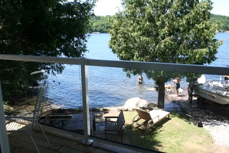 Cottages (Canada, Godfrey, Ontario)