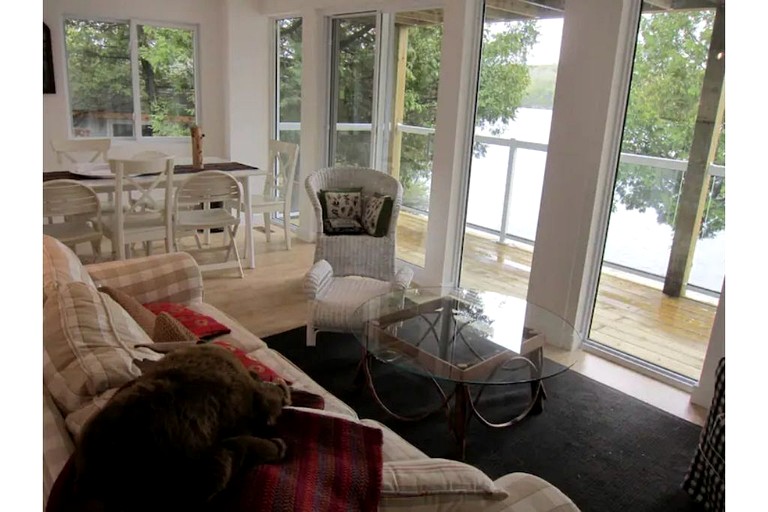 Cottages (Canada, Godfrey, Ontario)