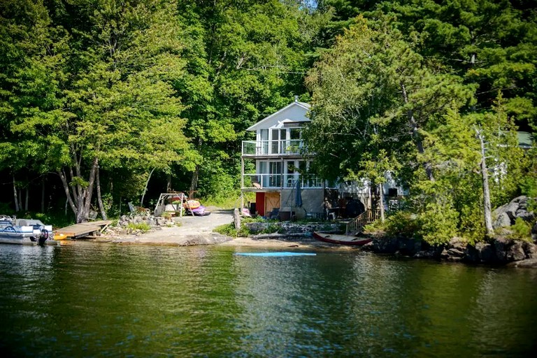 Cottages (Canada, Godfrey, Ontario)