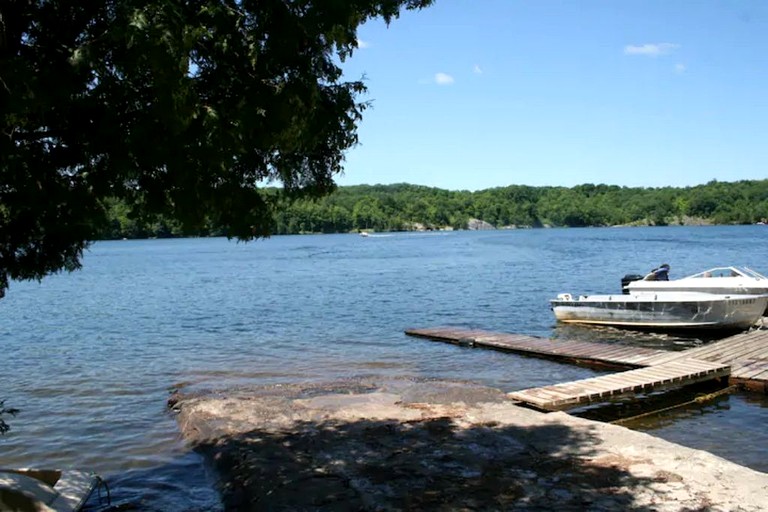 Cottages (Canada, Godfrey, Ontario)
