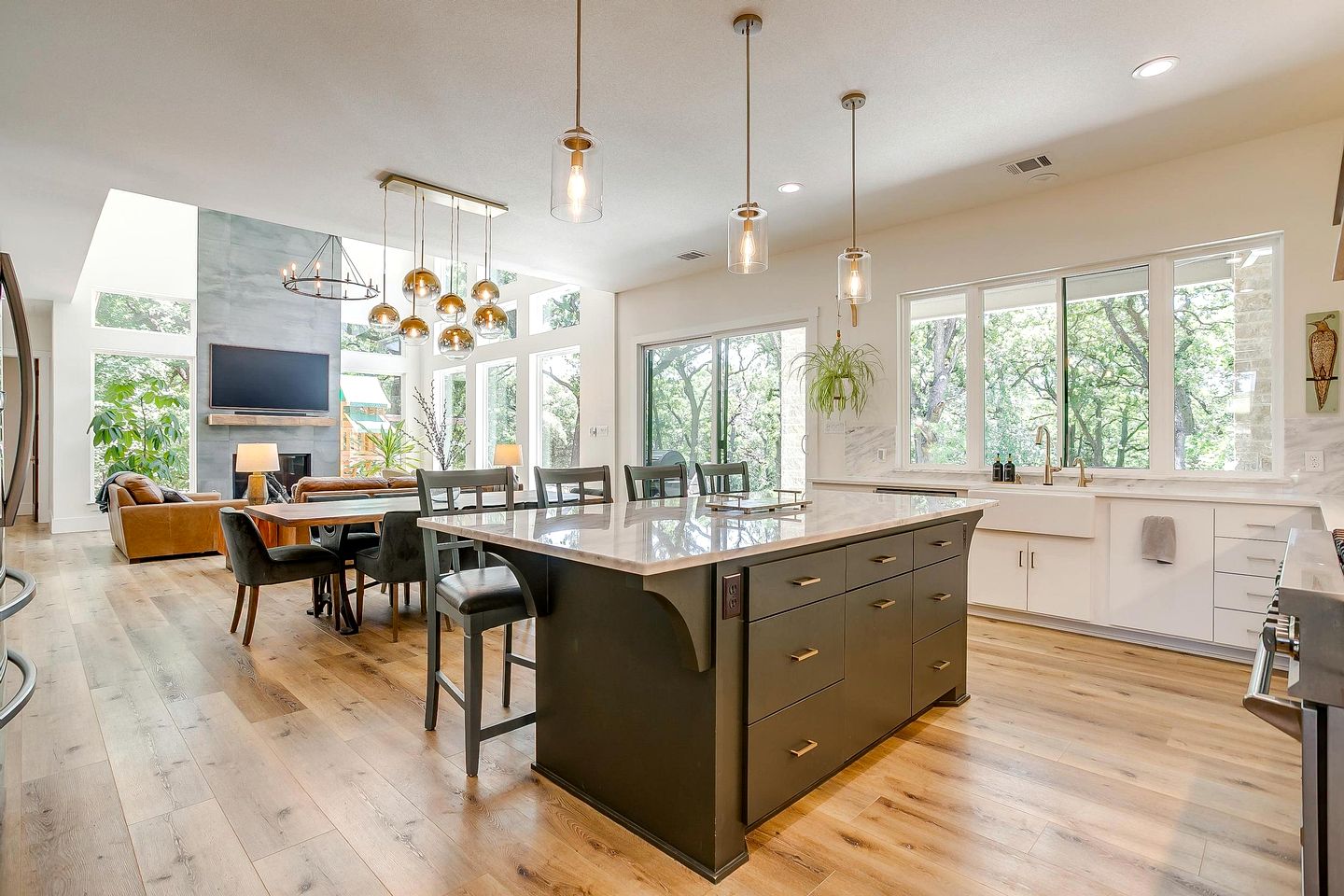 Luxury Cottage on Six Secluded Acres of Private Land, and near Decatur’s Historic Town Square, Texas