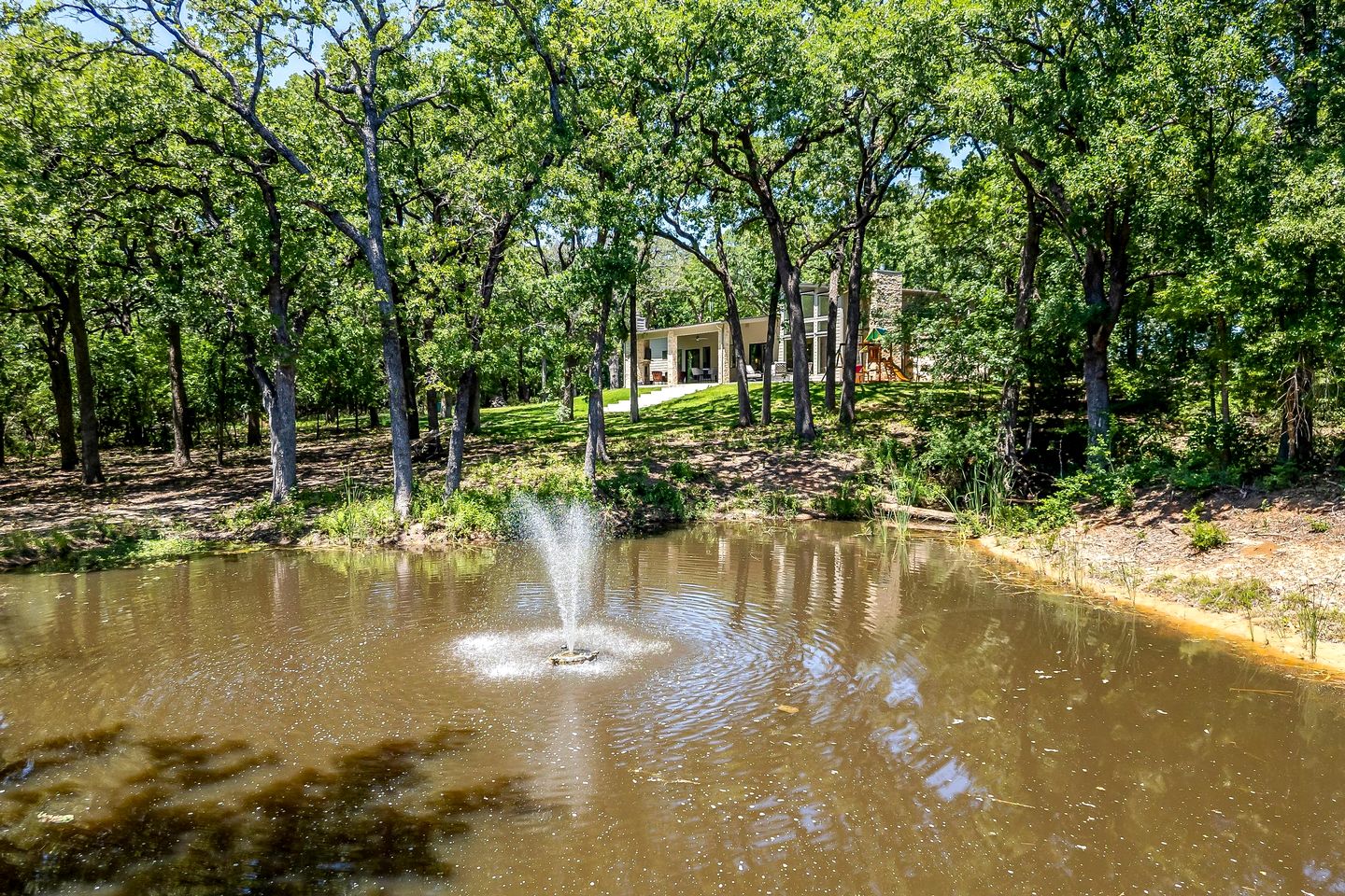 Luxury Cottage on Six Secluded Acres of Private Land, and near Decatur’s Historic Town Square, Texas