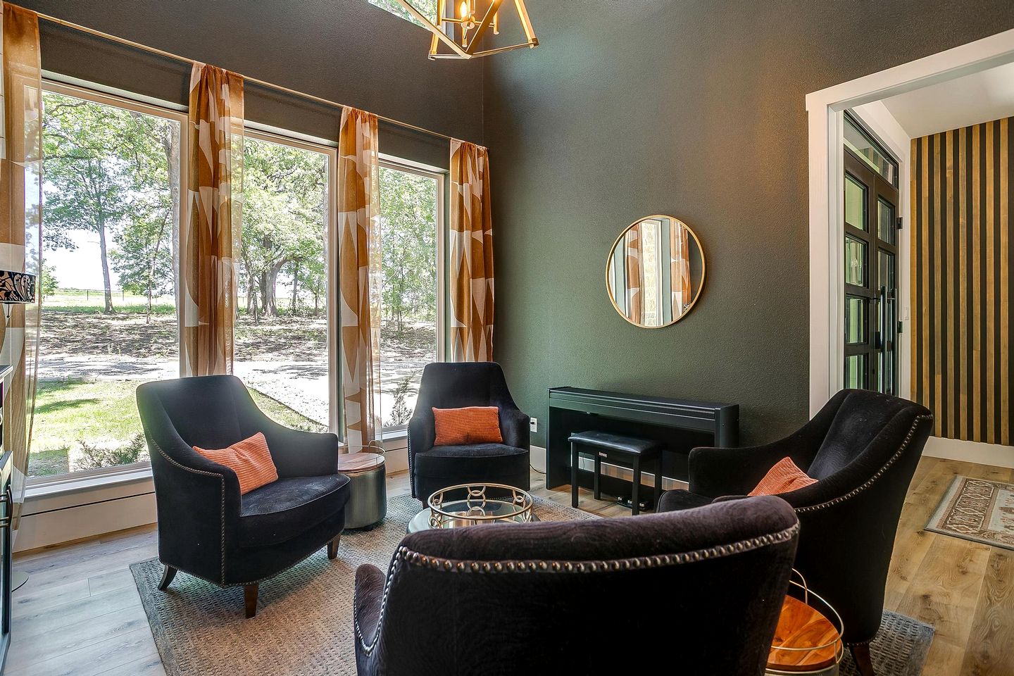 Luxury Cottage on Six Secluded Acres of Private Land, and near Decatur’s Historic Town Square, Texas