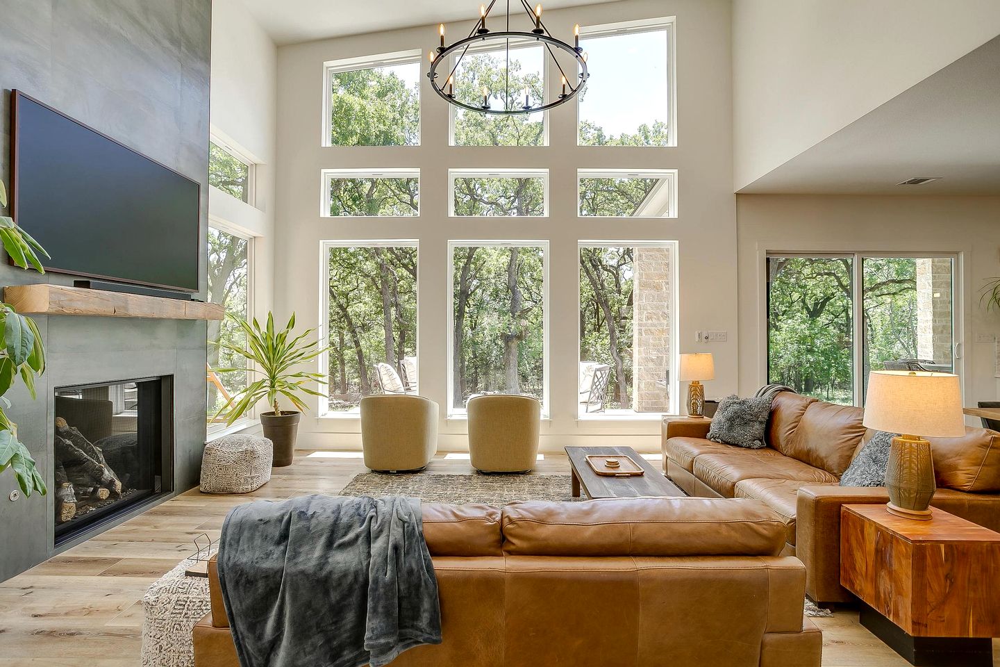 Luxury Cottage on Six Secluded Acres of Private Land, and near Decatur’s Historic Town Square, Texas