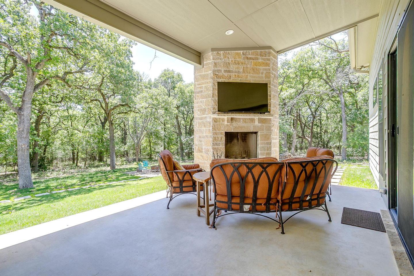 Luxury Cottage on Six Secluded Acres of Private Land, and near Decatur’s Historic Town Square, Texas