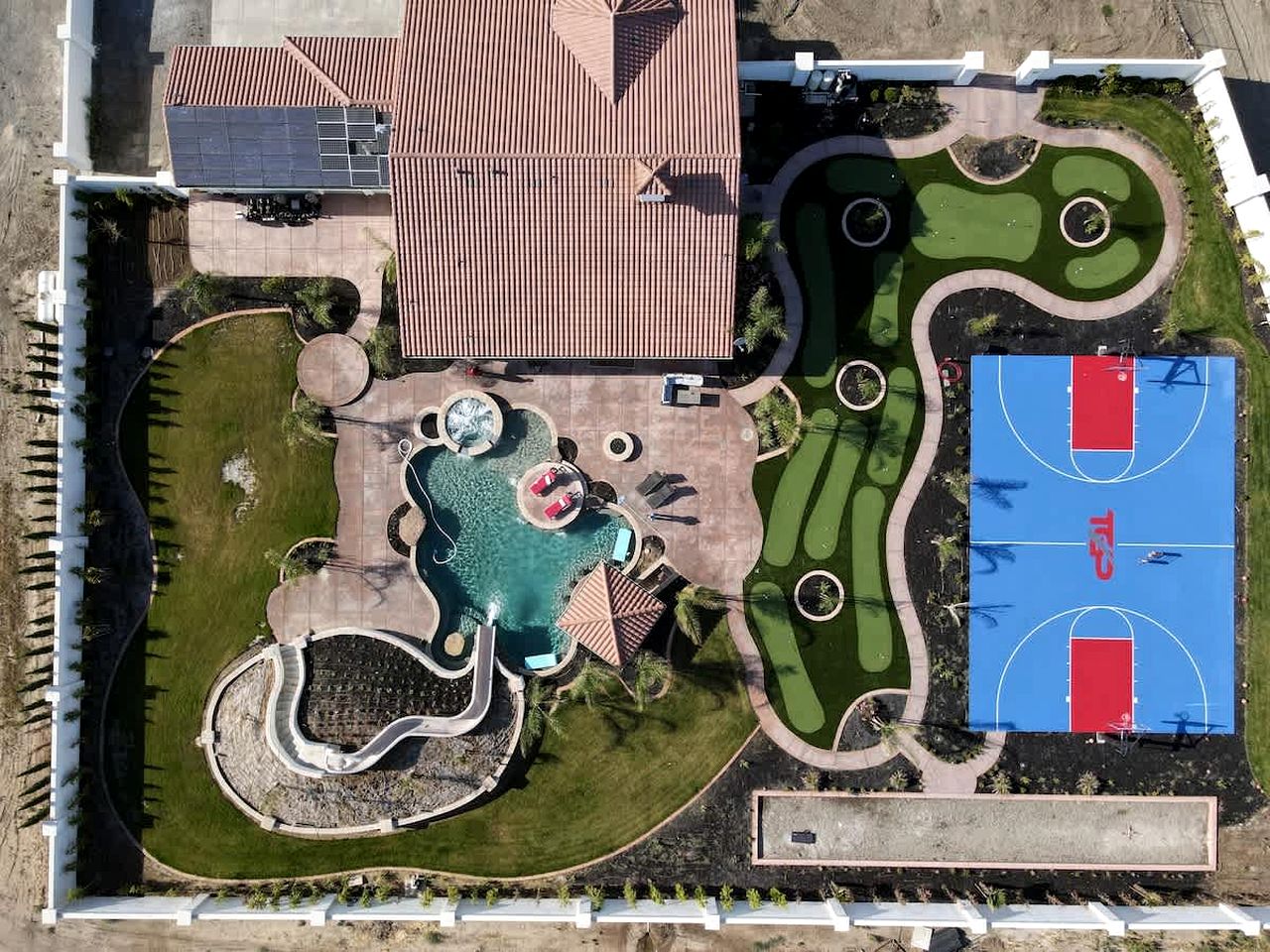 Family-Friendly Vacation Home with Pool, Sports Courts & Event Space near Tracy Sky-Dive Center – Tracy, California