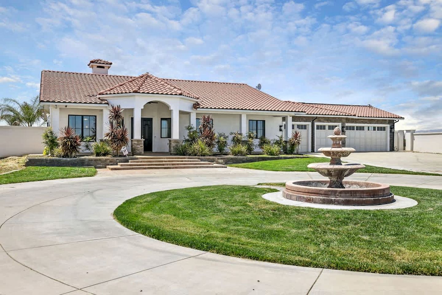 Family-Friendly Vacation Home with Pool, Sports Courts & Event Space near Tracy Sky-Dive Center – Tracy, California