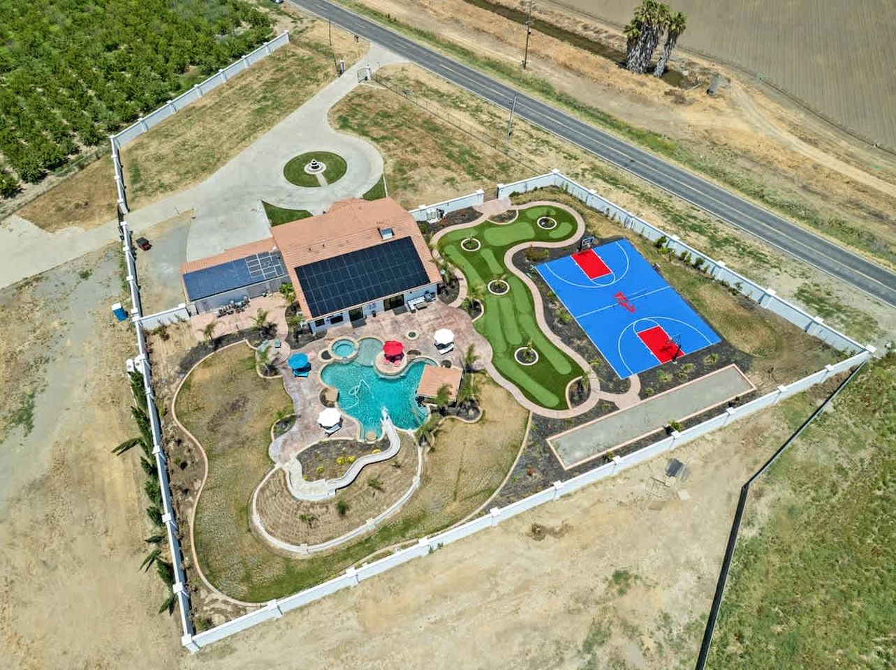 Family-Friendly Vacation Home with Pool, Sports Courts & Event Space near Tracy Sky-Dive Center – Tracy, California