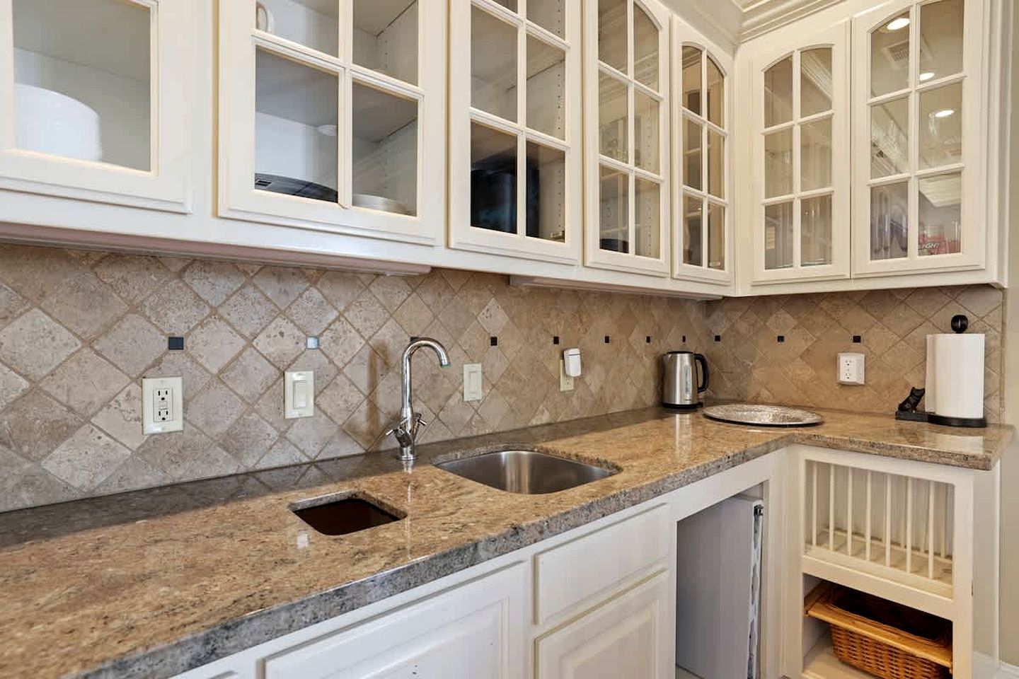 Family-Friendly Vacation Home with Pool, Sports Courts & Event Space near Tracy Sky-Dive Center – Tracy, California