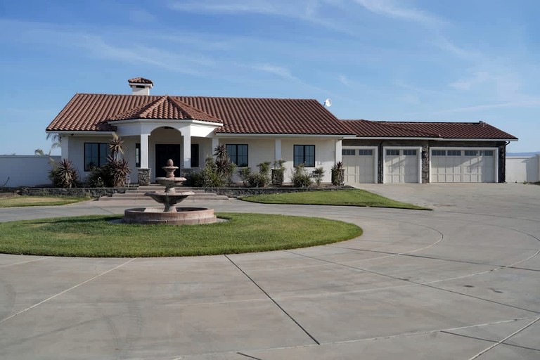 Family-Friendly Vacation Home with Pool, Sports Courts & Event Space near Tracy Sky-Dive Center – Tracy, California