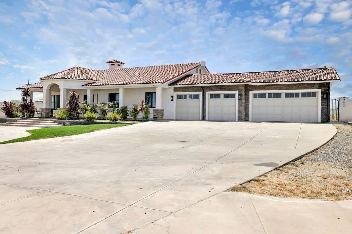 Family-Friendly Vacation Home with Pool, Sports Courts & Event Space near Tracy Sky-Dive Center – Tracy, California