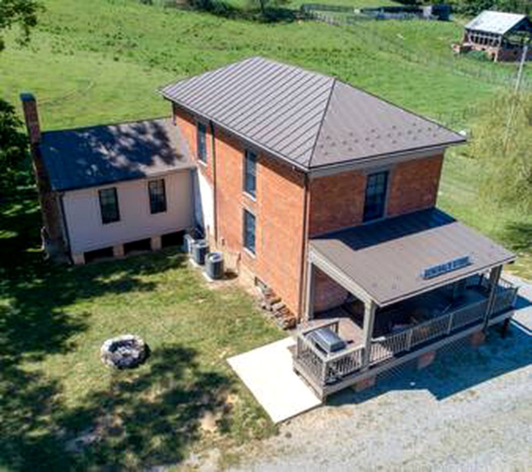 Charming Retreat: Pet-Friendly Classic Rental for Outdoor Activities in Pulaski County, VA