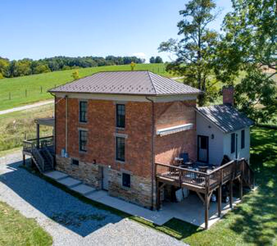 Charming Retreat: Pet-Friendly Classic Rental for Outdoor Activities in Pulaski County, VA