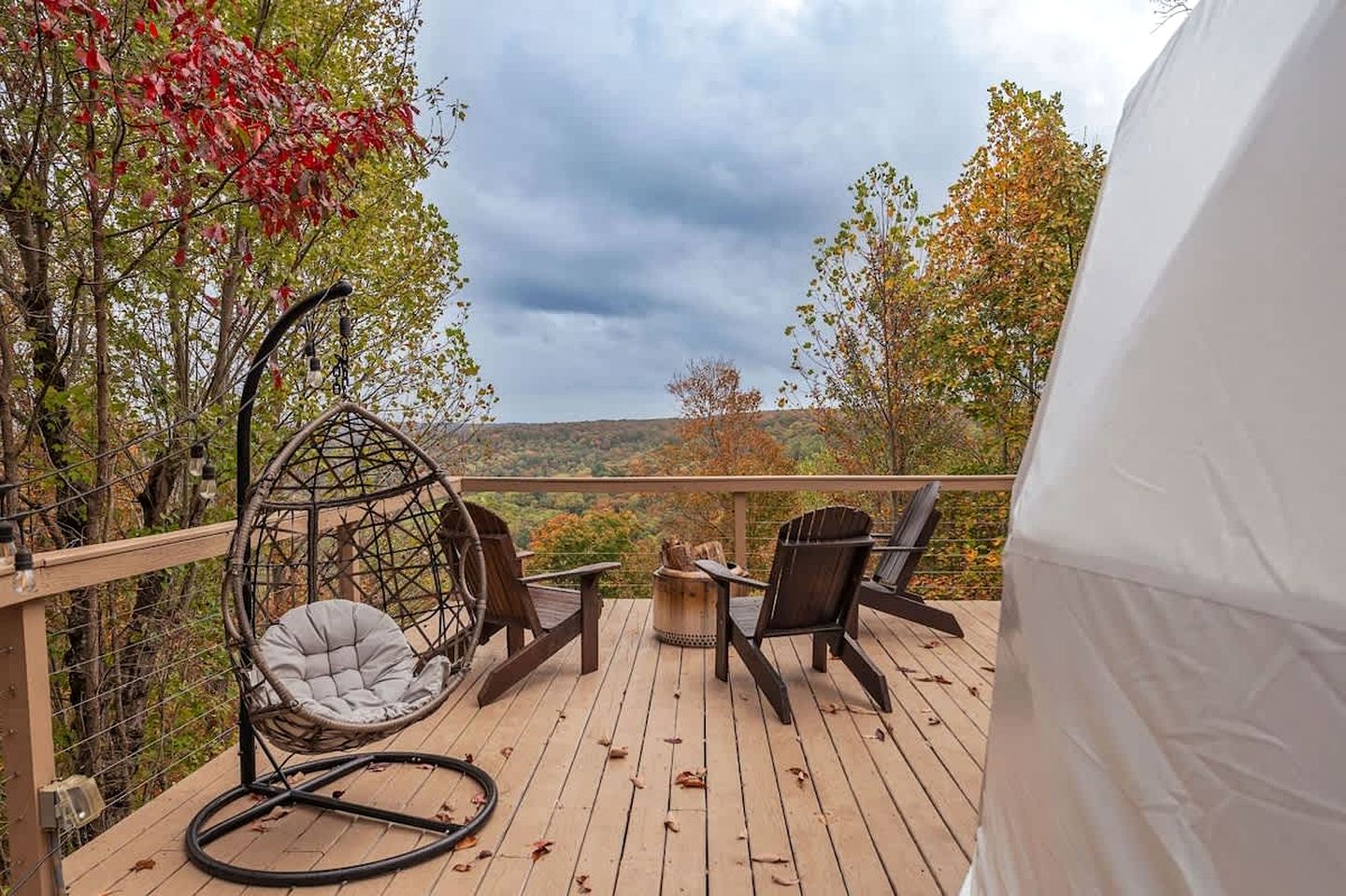 Luxury Fully Equipped Dome with Hot-Tub and Impressive Deck in Tennessee