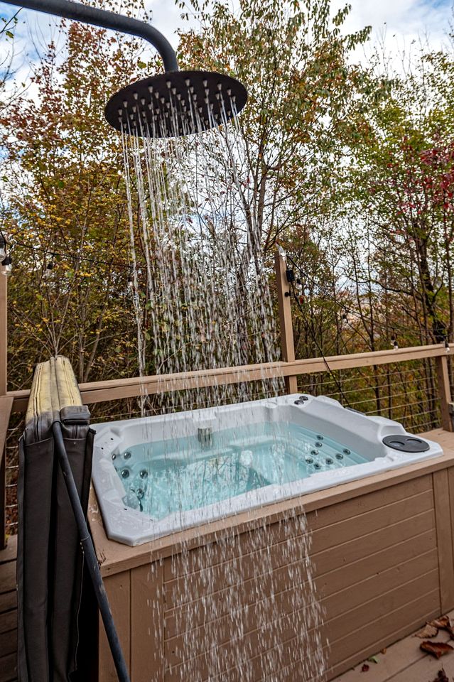Luxury Fully Equipped Dome with Hot-Tub and Impressive Deck in Tennessee