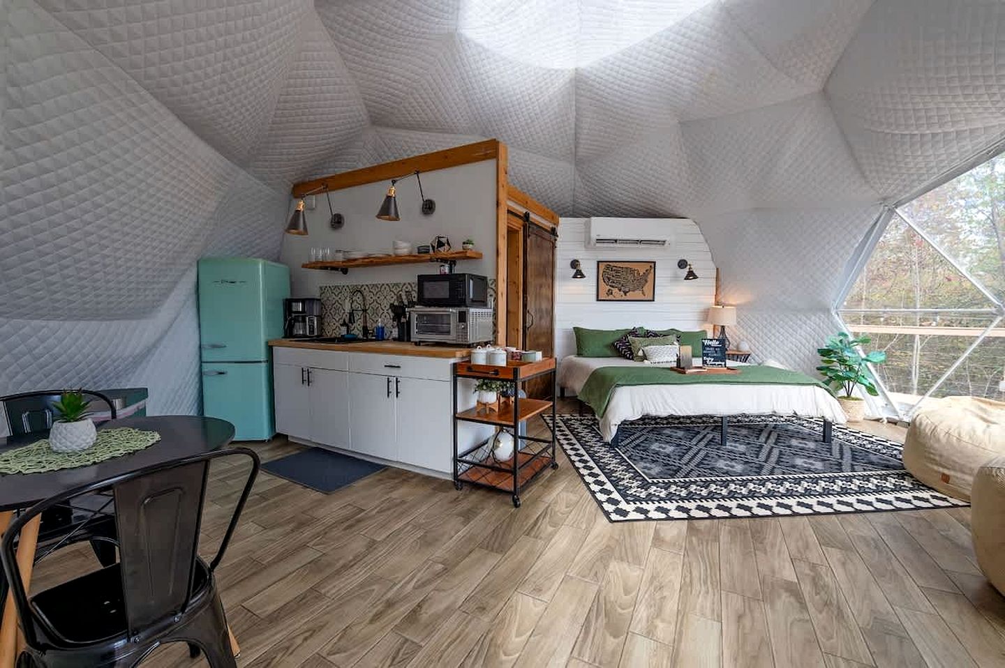 Luxury Fully Equipped Dome with Hot-Tub and Impressive Deck in Tennessee