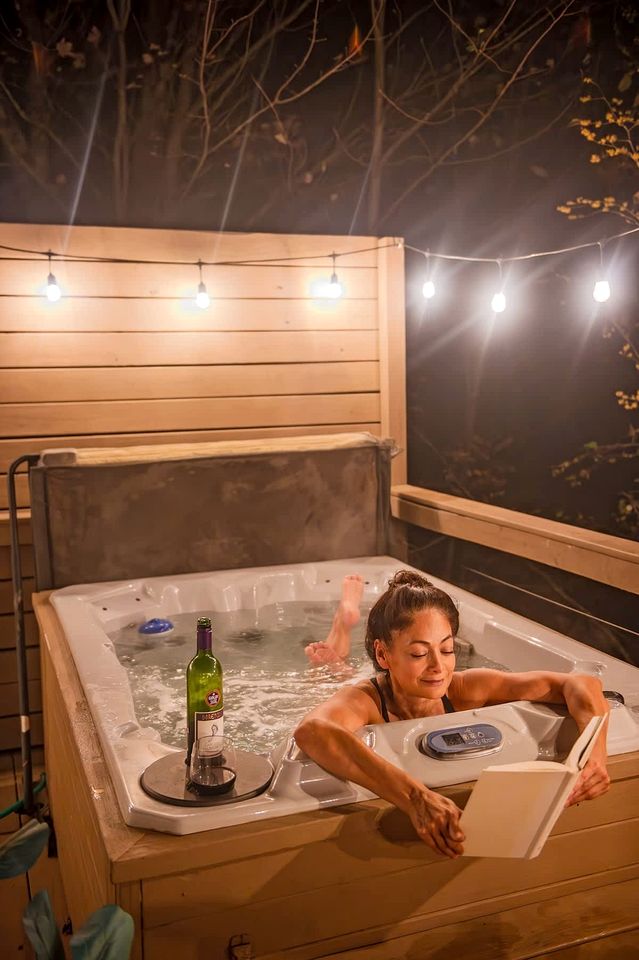 Luxury Fully Equipped Dome with Hot-Tub and Impressive Deck in Tennessee