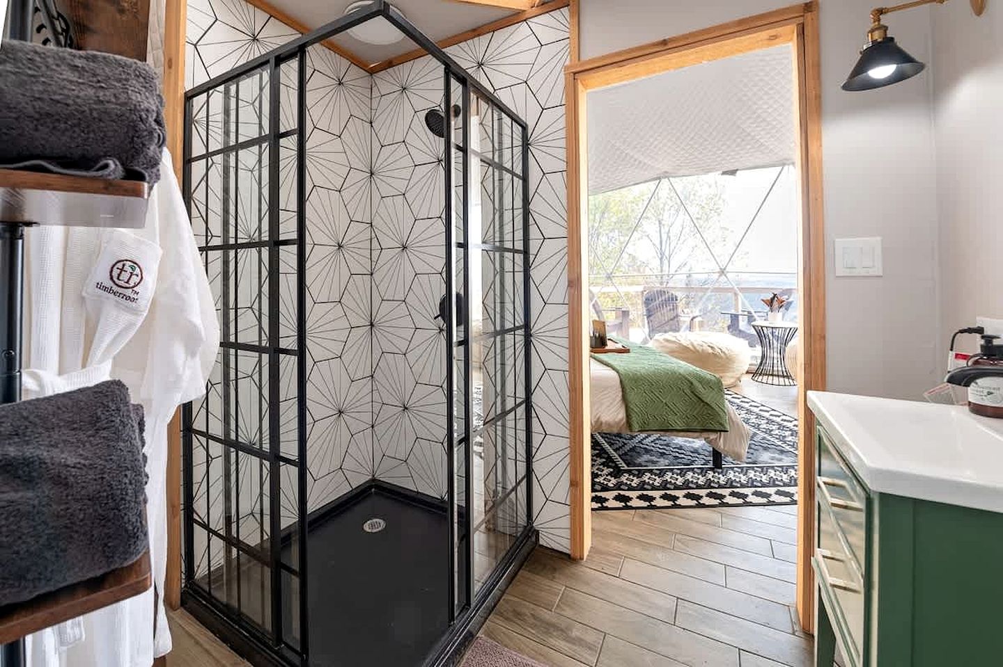 Luxury Fully Equipped Dome with Hot-Tub and Impressive Deck in Tennessee