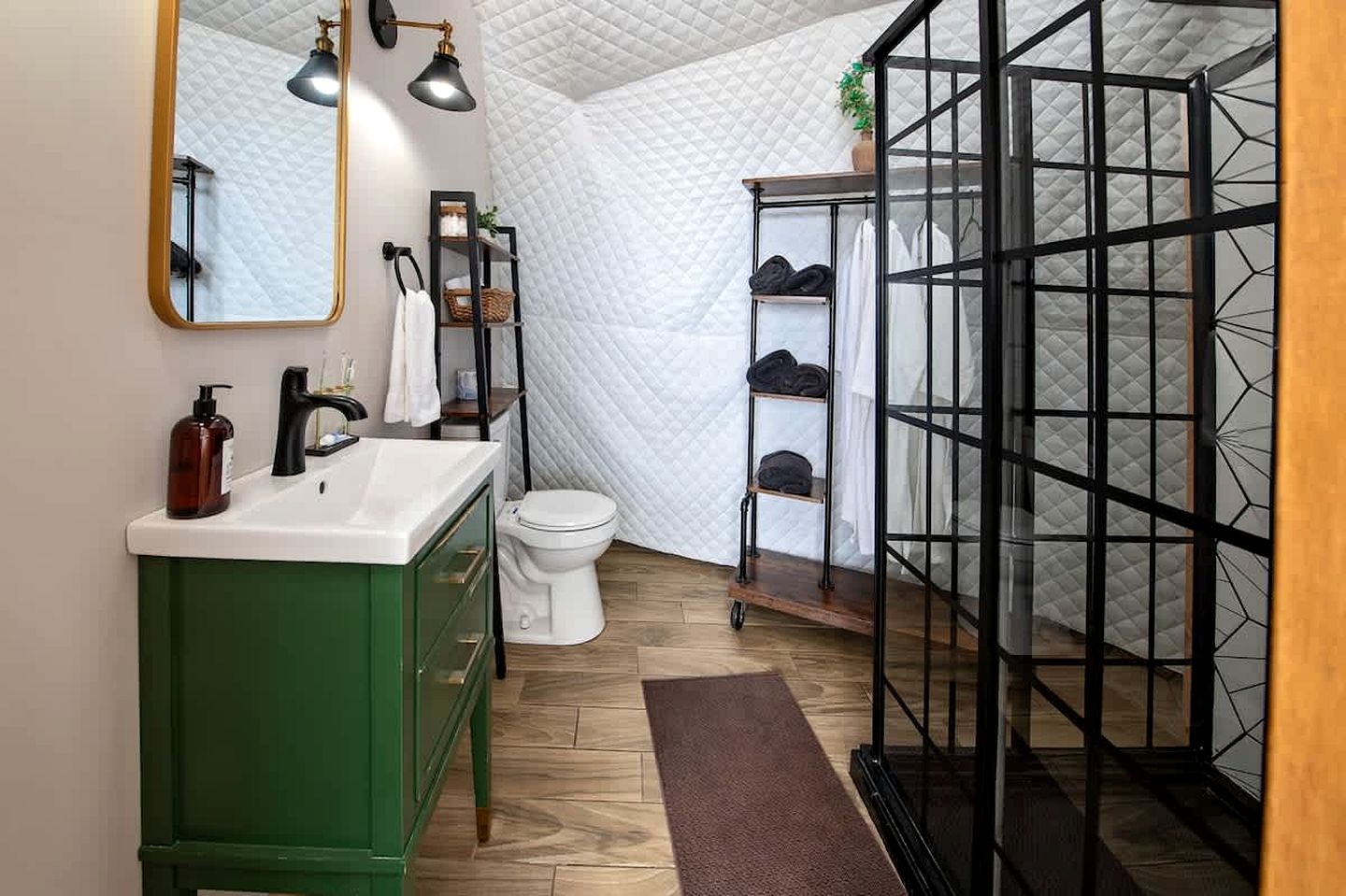 Luxury Fully Equipped Dome with Hot-Tub and Impressive Deck in Tennessee