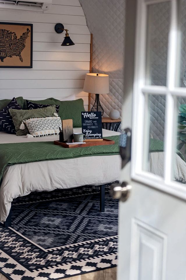 Luxury Fully Equipped Dome with Hot-Tub and Impressive Deck in Tennessee